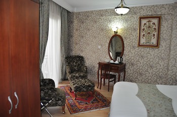 Basement Standard Triple Room