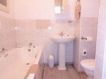 Amzee Bokmakierie Guest House