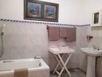Amzee Bokmakierie Guest House