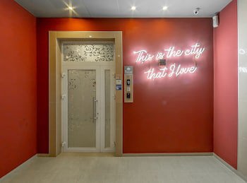 Corona Hotel & Apartments