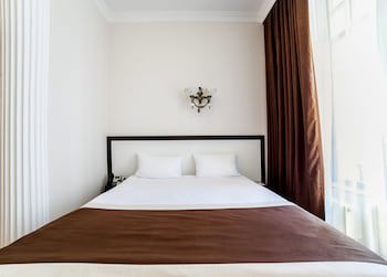 Corona Hotel & Apartments