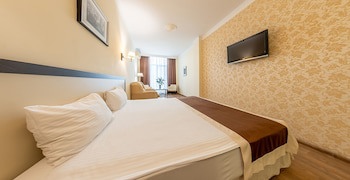 Corona Hotel & Apartments