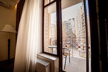 Corona Hotel & Apartments