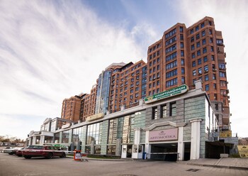 Corona Hotel & Apartments