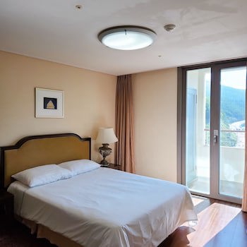 Mayhills Resort