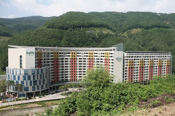 Mayhills Resort