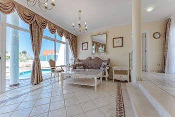 Flamingo Suites Boutique Hotel