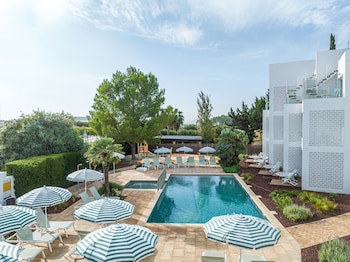 Cabot Las Velas Apartments