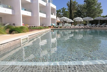 Cabot Las Velas Apartments