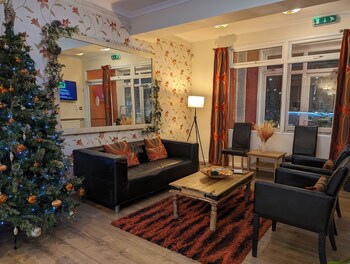 Coasters Hotel & Apartments