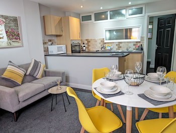 Coasters Hotel & Apartments