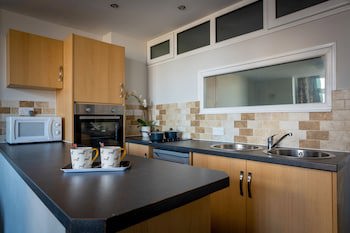 Coasters Hotel & Apartments