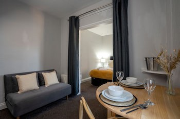 Coasters Hotel & Apartments