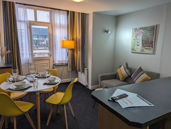 Coasters Hotel & Apartments