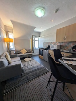 Coasters Hotel & Apartments