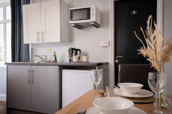 Coasters Hotel & Apartments