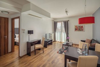 Escala Hotel & Suites
