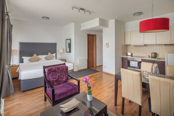 Escala Hotel & Suites