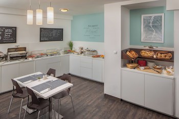 Escala Hotel & Suites