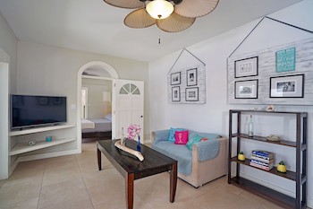 Two Sandals By The Sea Inn - B&B