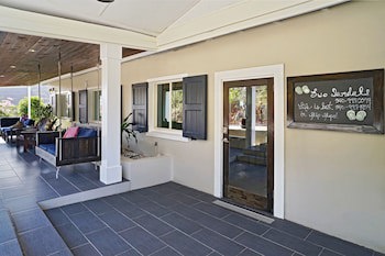 Two Sandals By The Sea Inn - B&B