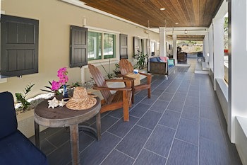 Two Sandals By The Sea Inn - B&B
