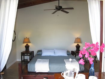 Two Sandals By The Sea Inn - B&B