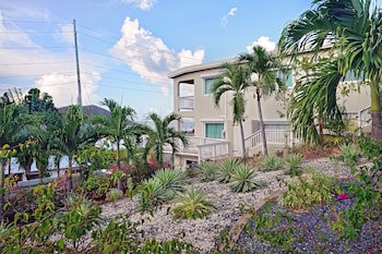 Two Sandals By The Sea Inn - B&B