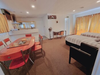 Dukes Midway Lodge