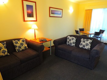 Governor's Lodge Resort Hotel