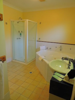 Governor's Lodge Resort Hotel