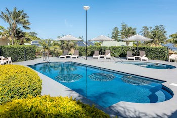 Governor's Lodge Resort Hotel