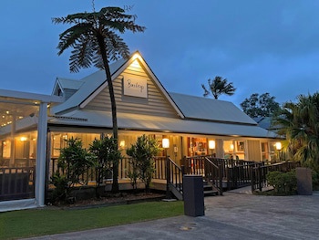 Governor's Lodge Resort Hotel