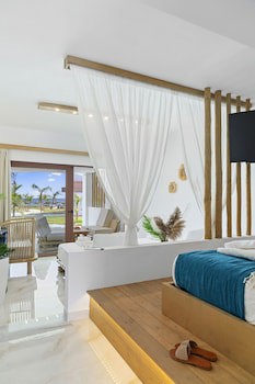 Alia Luxury Suites And Spa