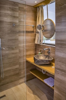 Alia Luxury Suites And Spa