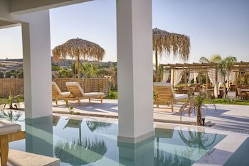Alia Luxury Suites And Spa