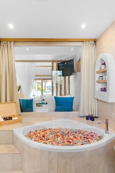 Alia Luxury Suites And Spa