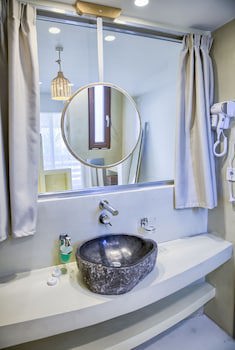 Alia Luxury Suites And Spa