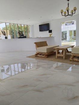 Alia Luxury Suites And Spa