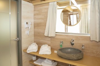 Alia Luxury Suites And Spa