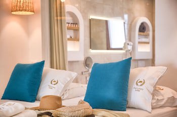Alia Luxury Suites And Spa