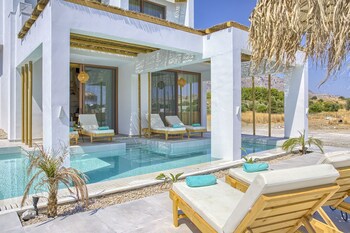 Alia Luxury Suites And Spa