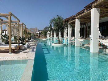 Alia Luxury Suites And Spa