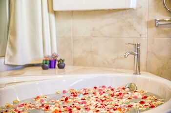 Alia Luxury Suites And Spa