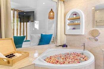 Alia Luxury Suites And Spa