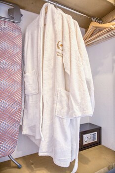 Alia Luxury Suites And Spa