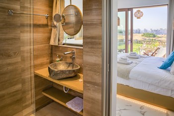 Alia Luxury Suites And Spa
