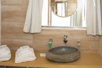 Alia Luxury Suites And Spa