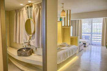 Alia Luxury Suites And Spa