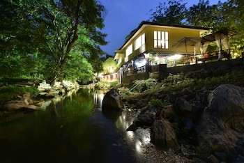Zantiis Ndol Villas